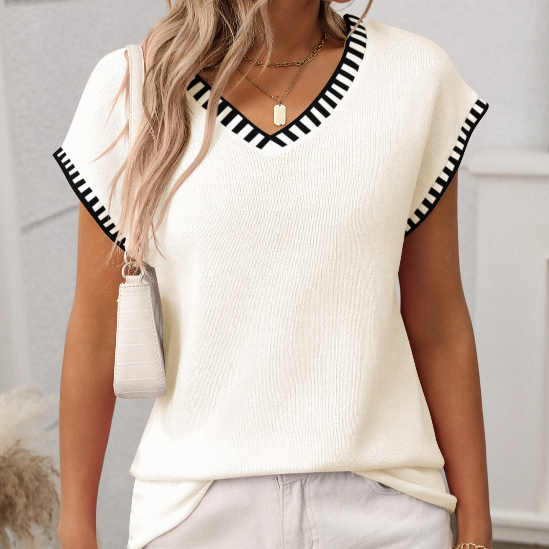 Women's - Contrast Trim V-Neck Short Sleeve Knit Top - Stylish & Comfortable
