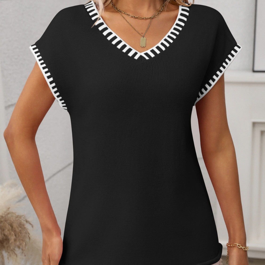 Women's - Contrast Trim V-Neck Short Sleeve Knit Top - Stylish & Comfortable